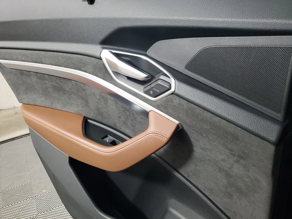 Used 2019 Audi e-tron Prestige w/ Prestige Package image 16