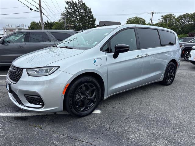 Used 2023 Chrysler Pacifica Limited w/ Uconnect Theater Family Group image 5