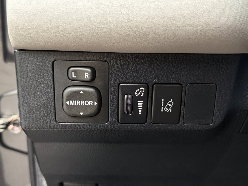 Used 2017 Toyota RAV4 XLE AWD/4WD image 27