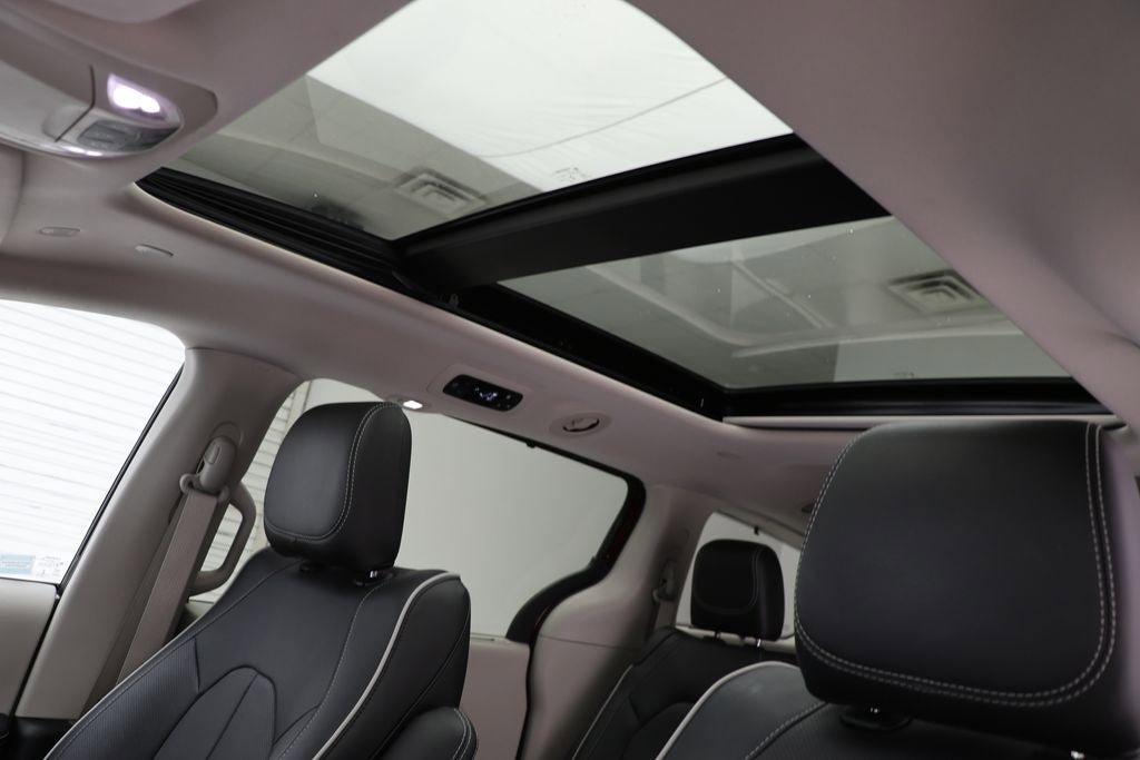 Used 2022 Chrysler Pacifica Limited AWD/4WD image 17