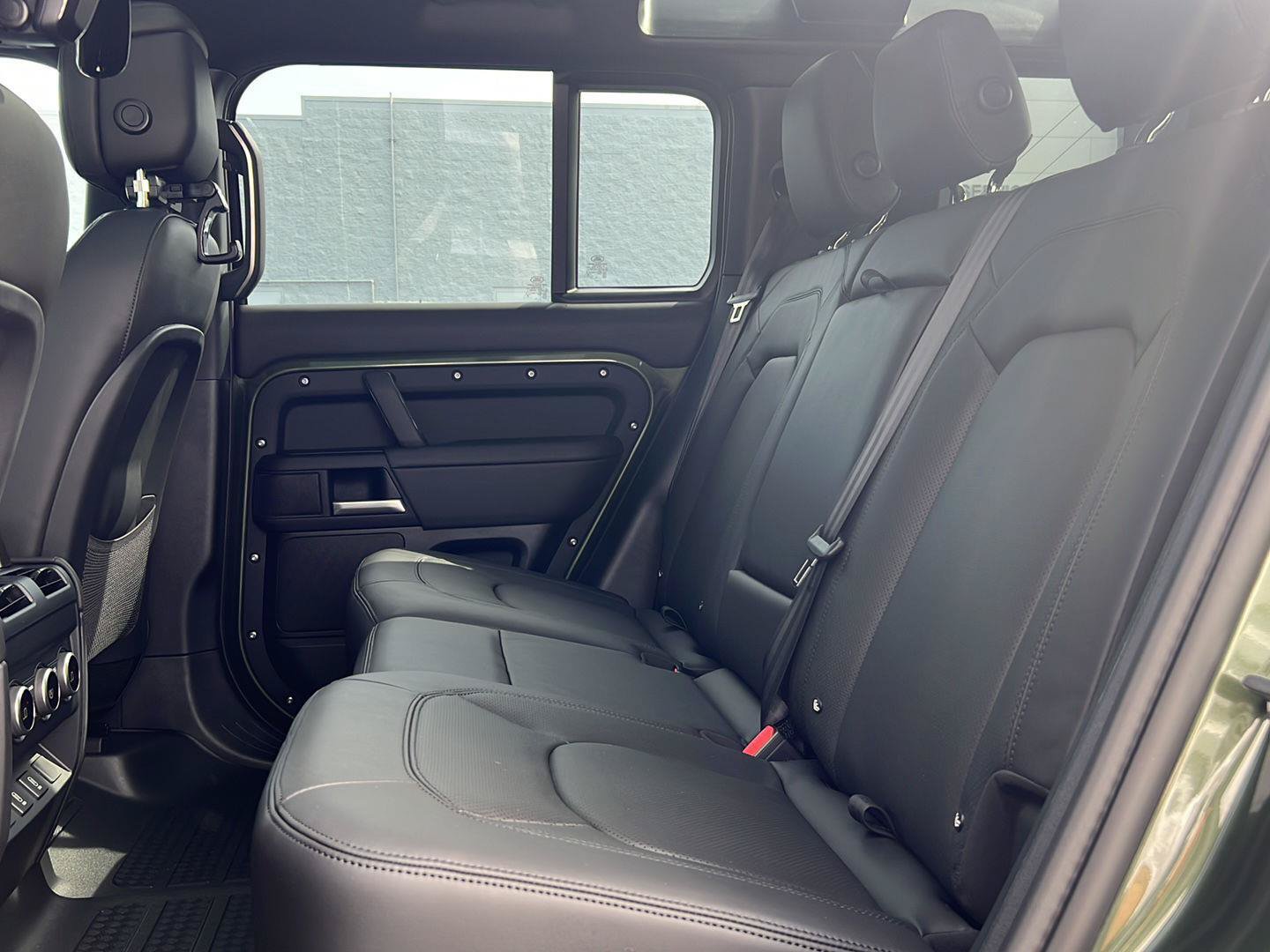 New 2026 Land Rover Defender 110 X-Dynamic SE AWD/4WD image 28