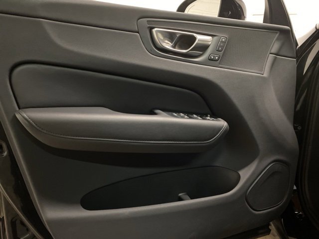 Used 2025 Volvo XC60 B5 Plus image 33