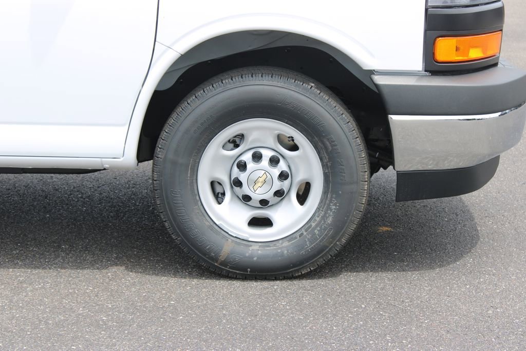 New 2026 Chevrolet Express 3500 Extended RWD image 12