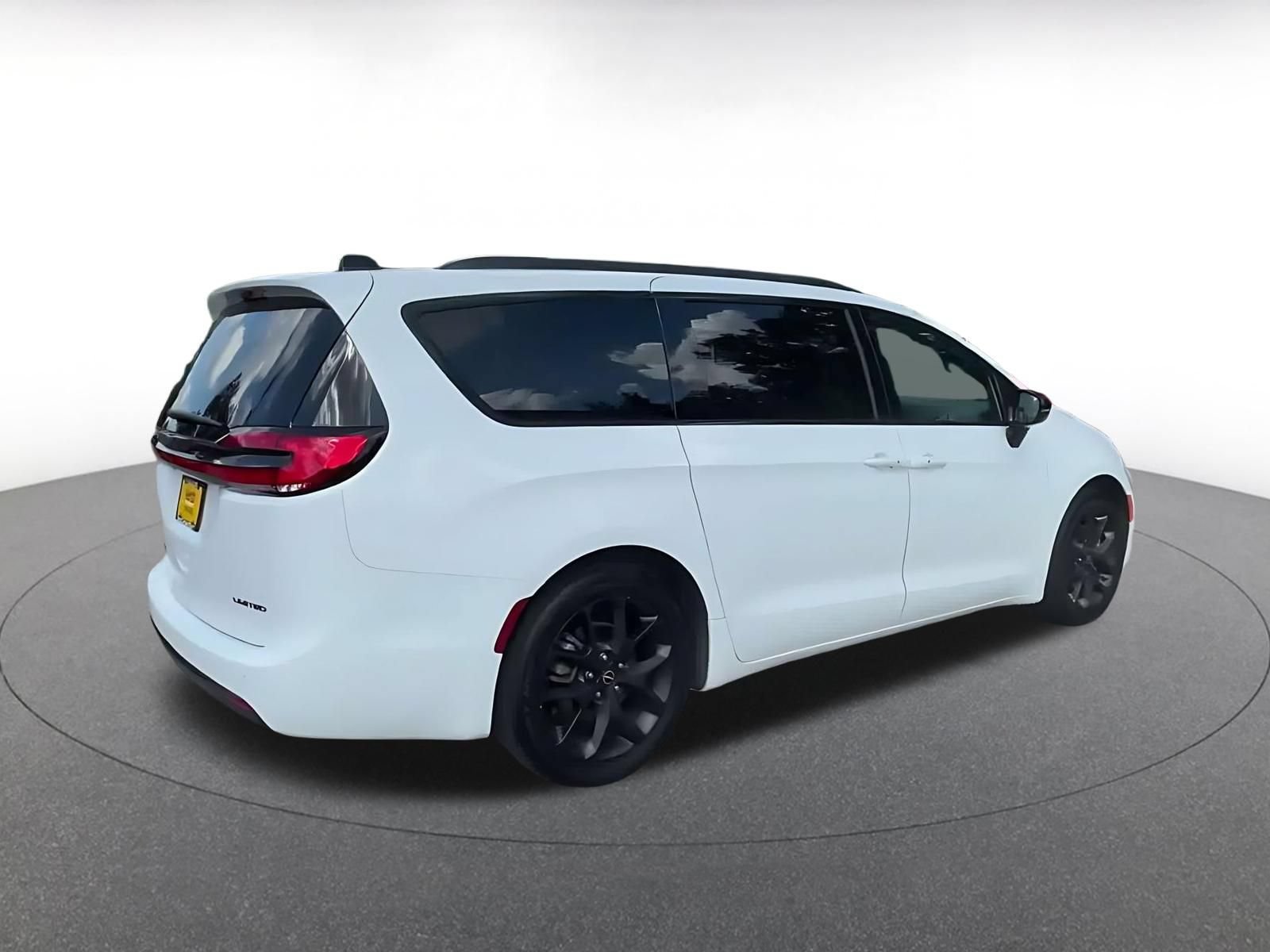 Used 2025 Chrysler Pacifica Limited FWD image 14
