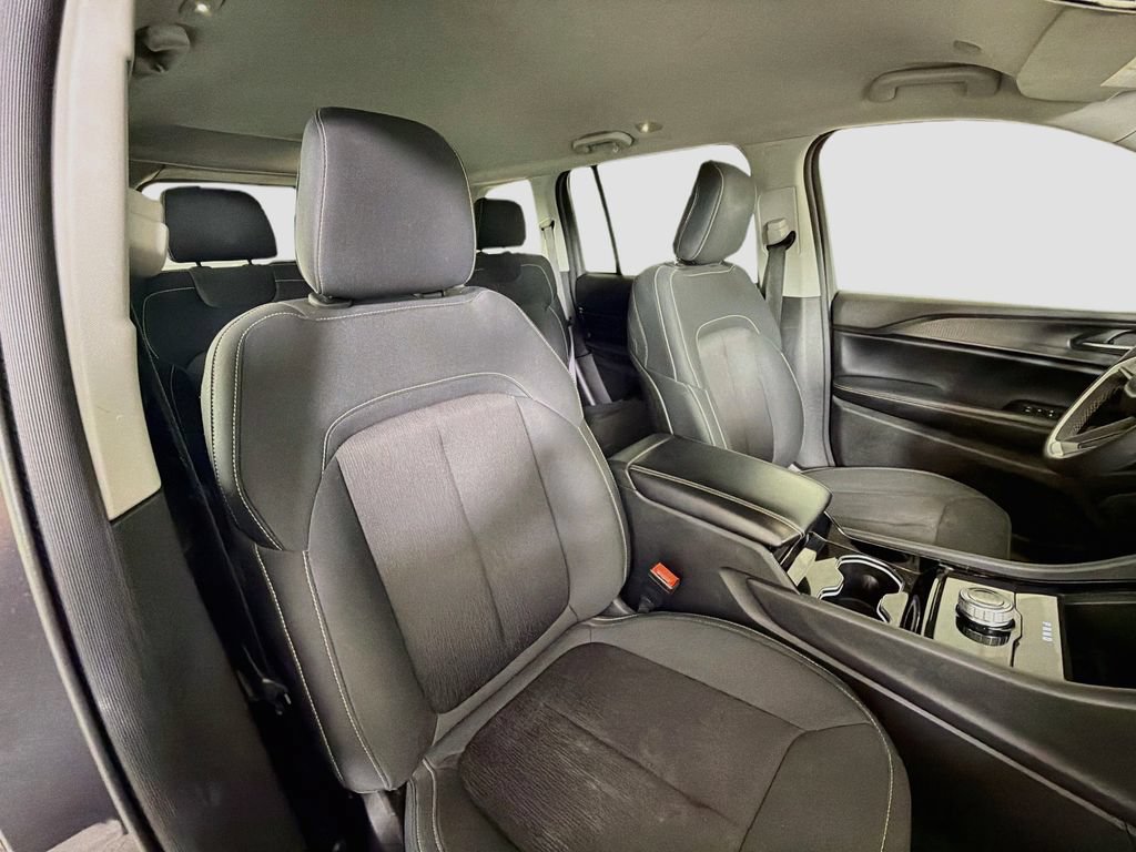Used 2023 Jeep Grand Cherokee Laredo AWD/4WD image 29