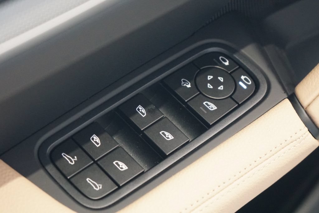 New 2026 Porsche Cayenne Coupe AWD/4WD image 25