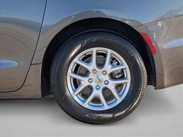 Used 2023 Chrysler Pacifica Touring-L image 21