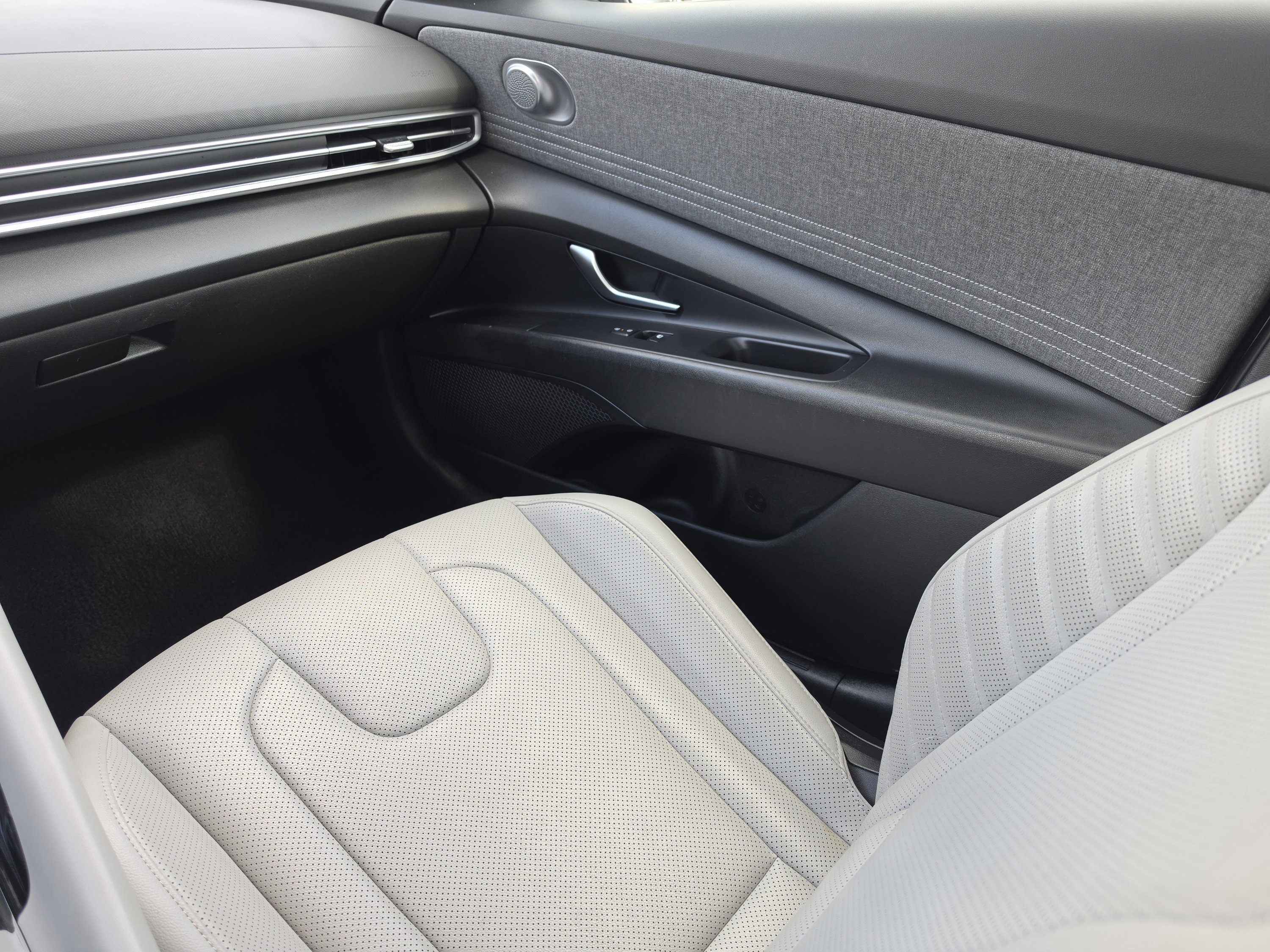 Used 2025 Hyundai Elantra Limited FWD image 18