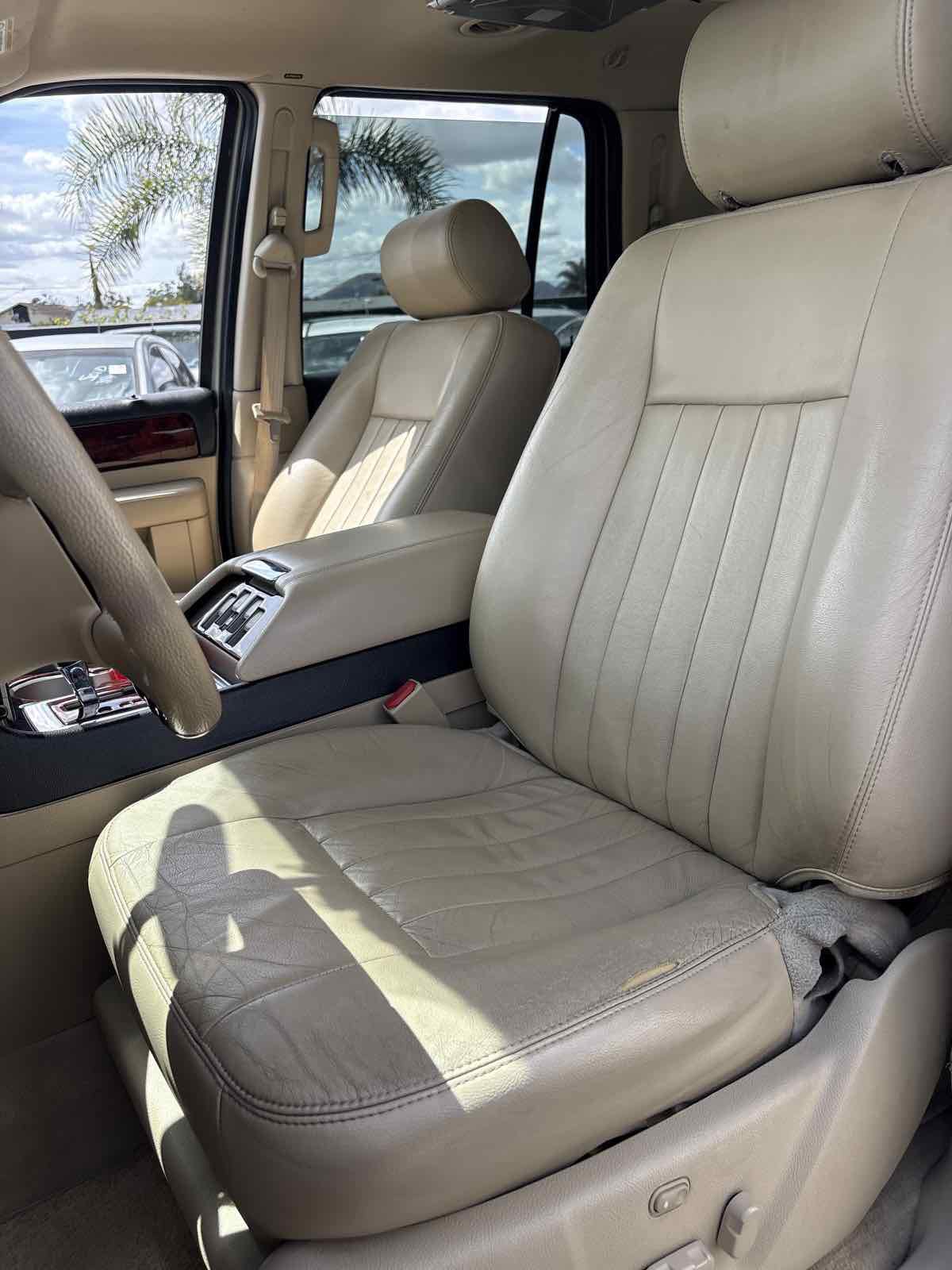 Used 2005 Lincoln Navigator Luxury RWD image 7