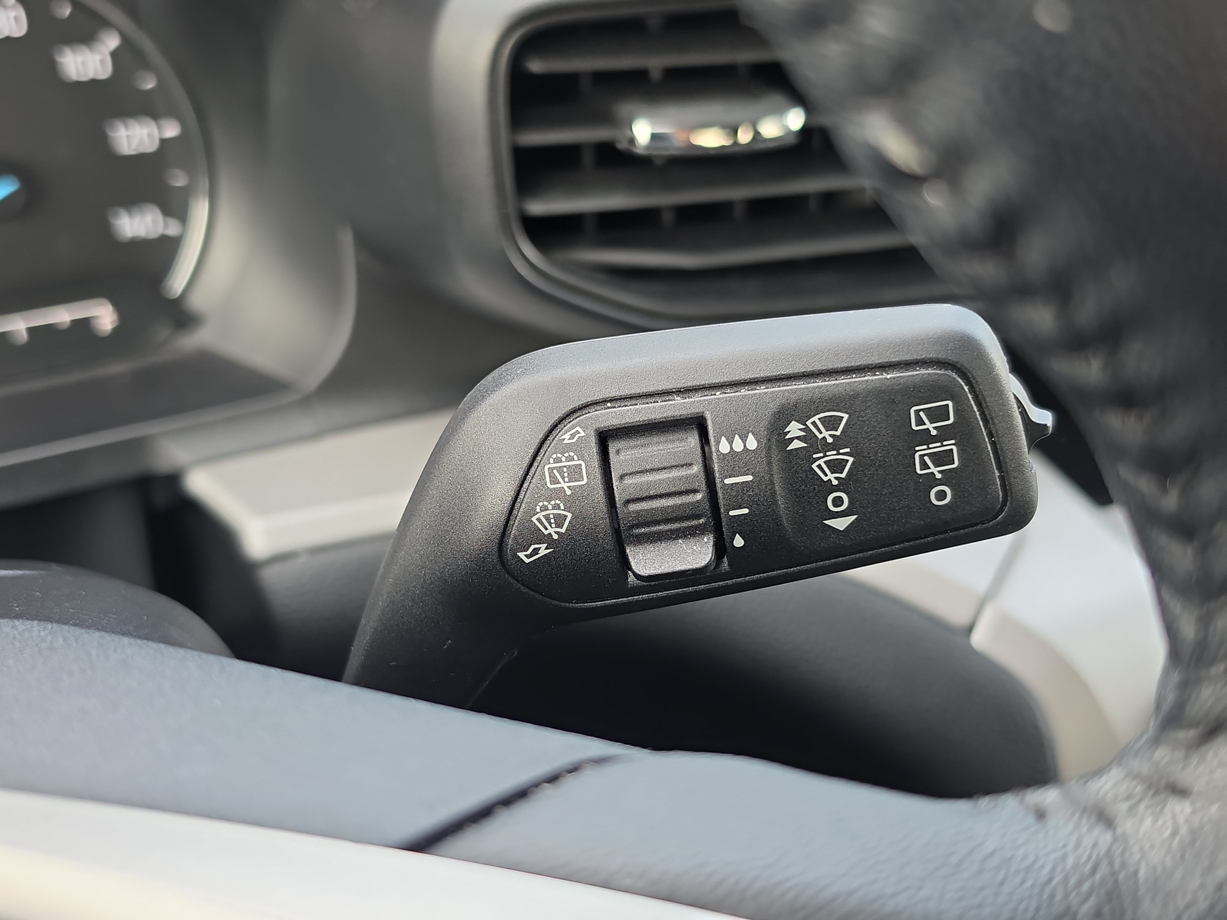 Used 2023 Ford Explorer XLT RWD image 23