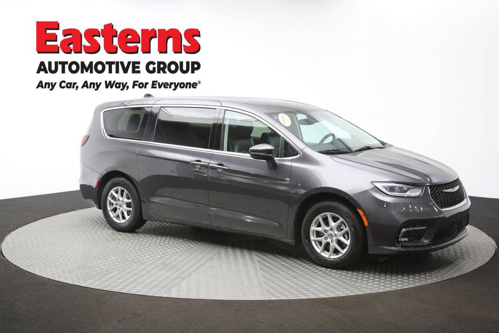 Used 2023 Chrysler Pacifica Touring-L image 49