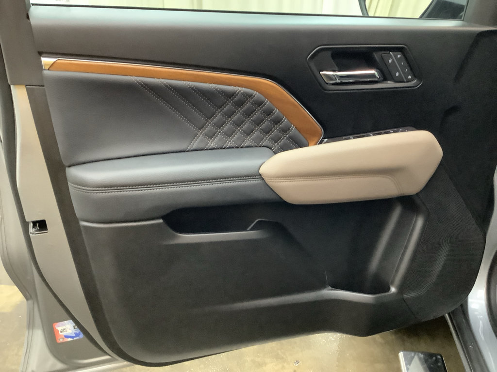 Used 2025 GMC Canyon Denali AWD/4WD image 11