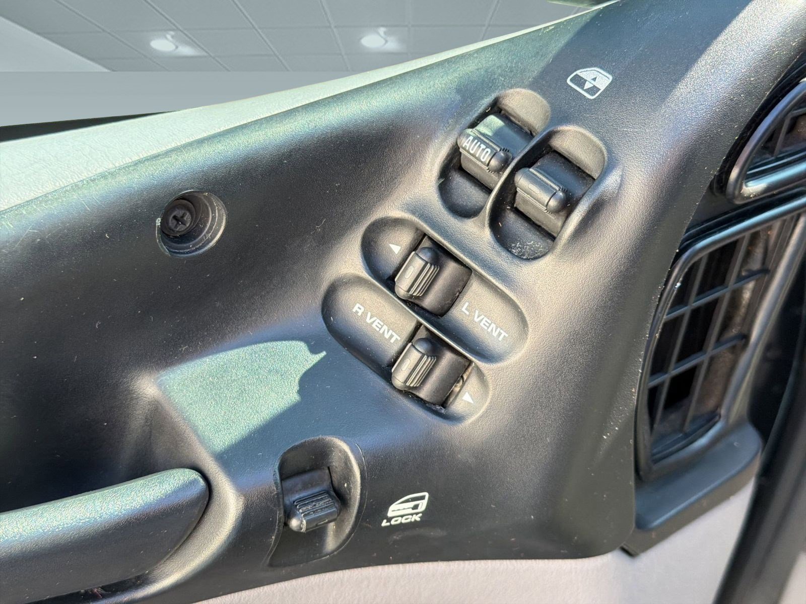 Used 1999 Dodge Grand Caravan LE image 13