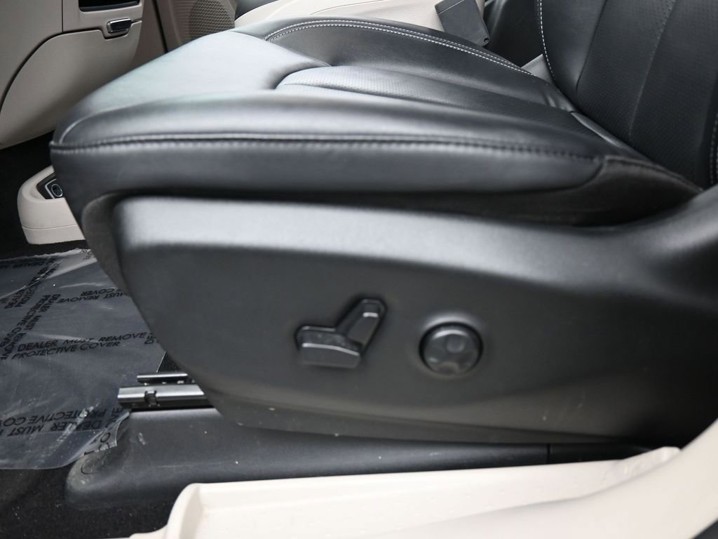 Used 2024 Chrysler Pacifica Select image 15