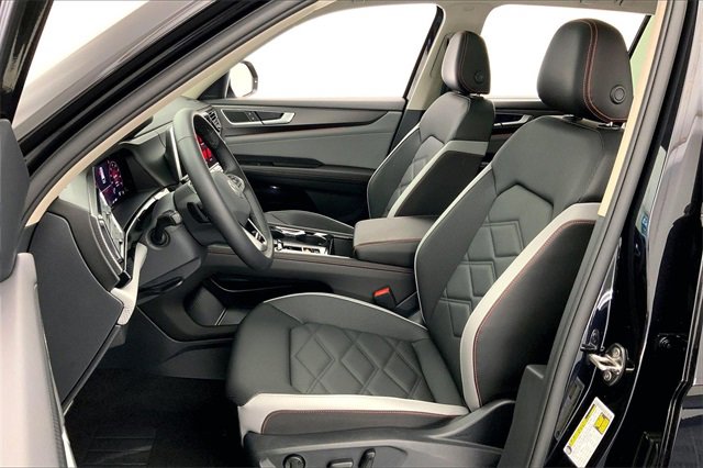 Used 2025 Volkswagen Atlas Peak Edition SE image 25