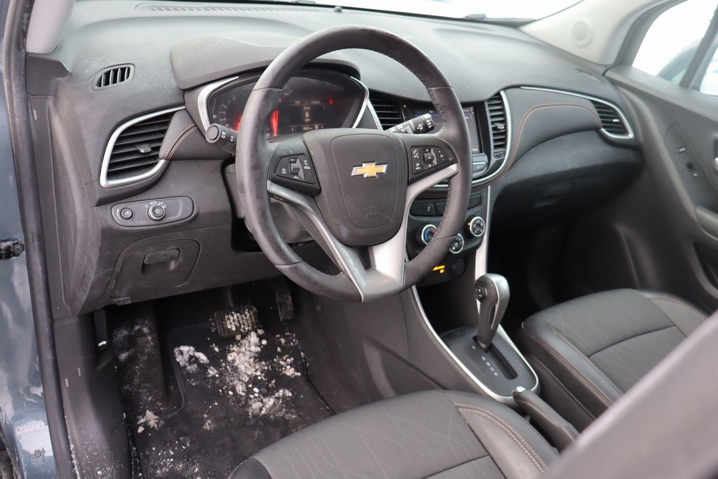 Used 2022 Chevrolet Trax LT w/ LT Convenience Package image 6