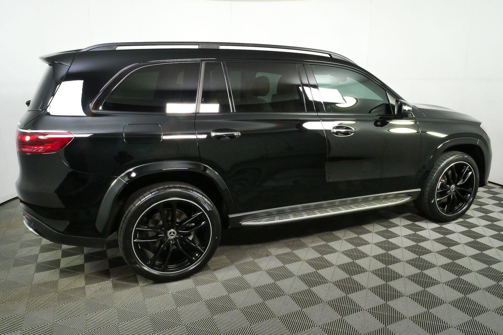Used 2025 Mercedes-Benz GLS 450 4MATIC image 2