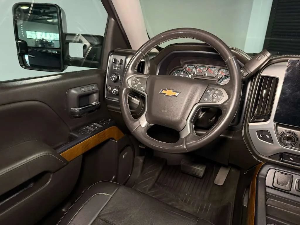 Used 2018 Chevrolet Silverado 1500 LTZ w/ LTZ Plus Package AWD/4WD image 17