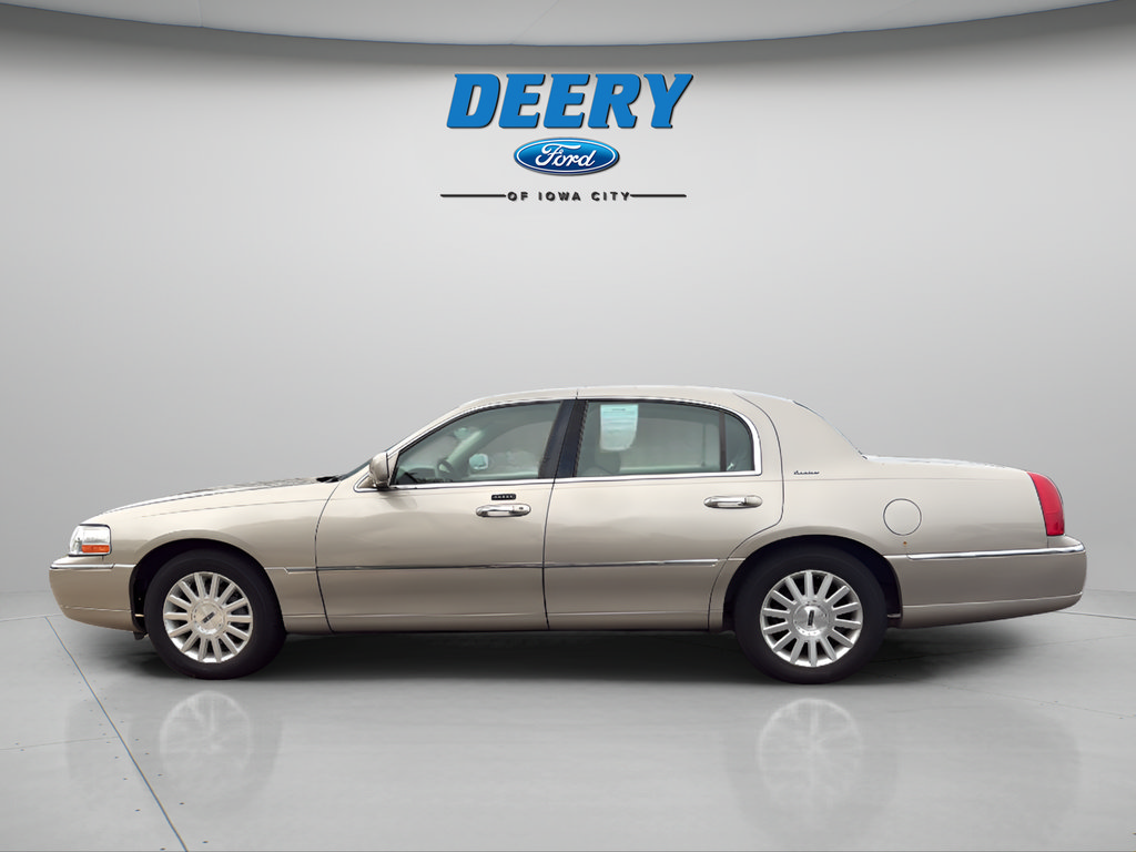 Used 2004 Lincoln Town Car Signature RWD image 9