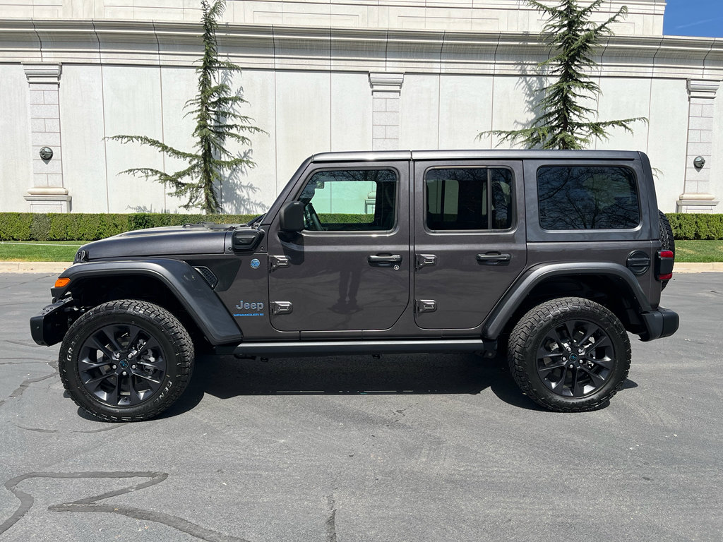 Used 2025 Jeep Wrangler Sahara image 10