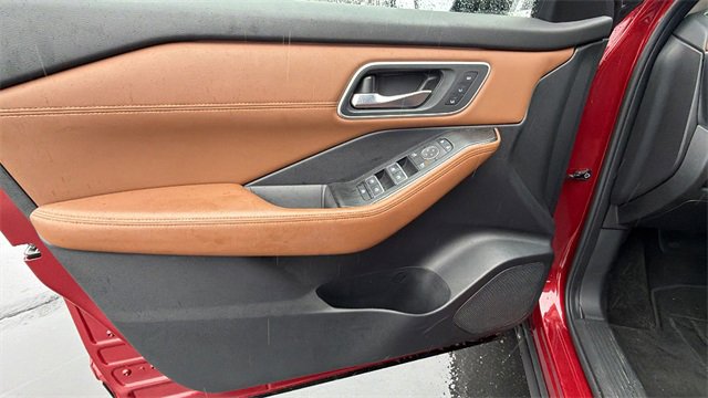 Used 2025 Nissan Rogue Platinum w/ Tech Package image 19