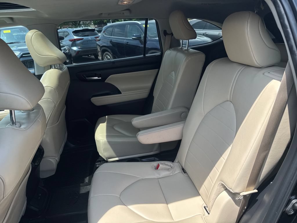 Used 2025 Toyota Highlander XLE AWD/4WD image 38