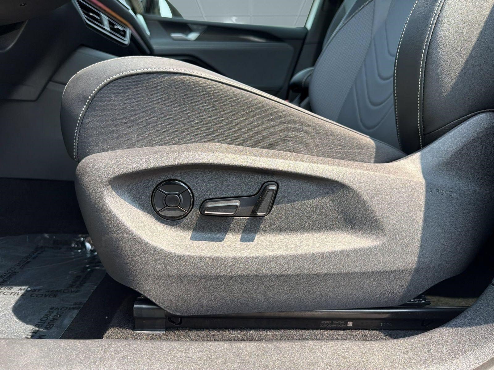 Used 2025 Volkswagen Tiguan SE R-Line FWD image 15