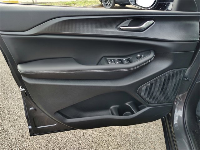 New 2025 Jeep Grand Cherokee L Altitude image 12