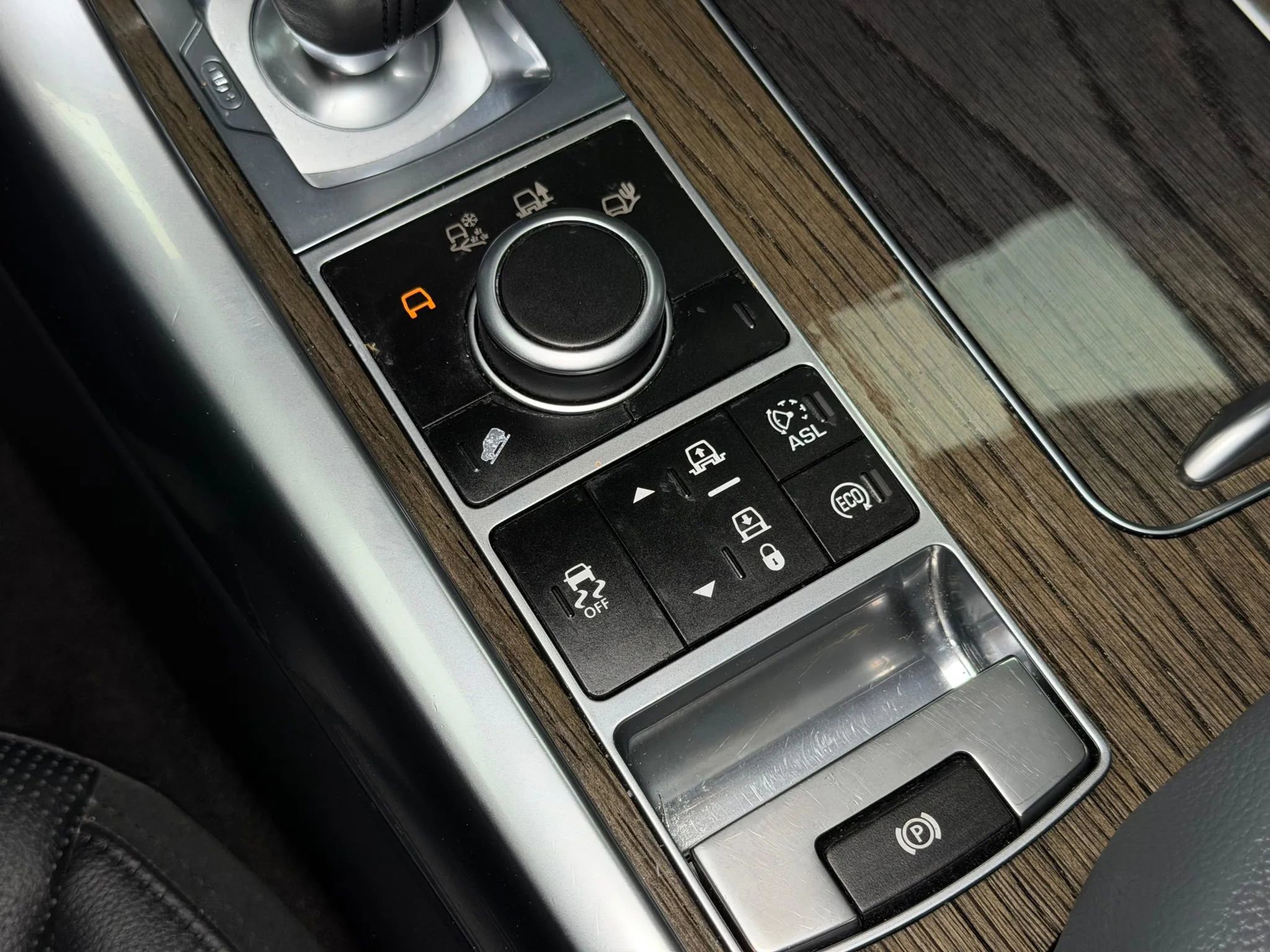 Used 2014 Land Rover Range Rover Sport SE image 40