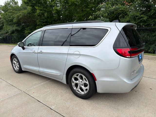 Used 2023 Chrysler Pacifica Limited FWD image 3