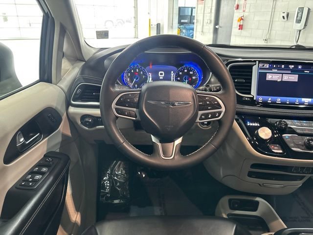 Used 2023 Chrysler Pacifica Touring-L w/ Uconnect Theater Family Group AWD/4WD image 35