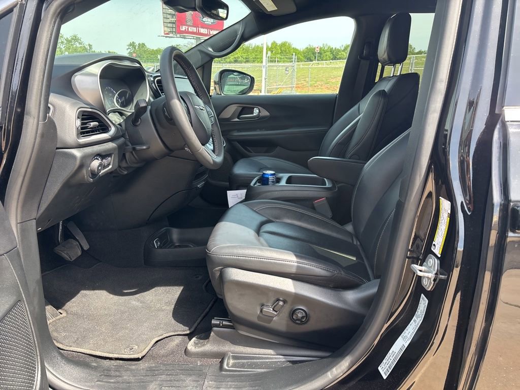 Used 2025 Chrysler Pacifica Select FWD image 9