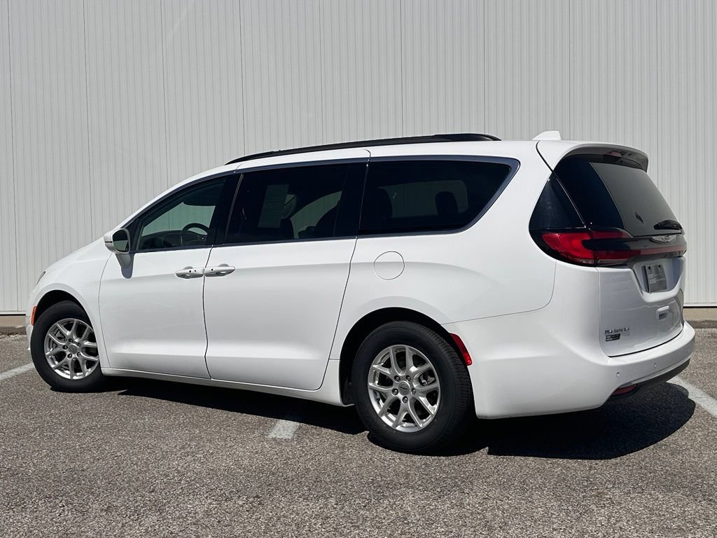 Used 2022 Chrysler Pacifica Touring-L FWD image 3