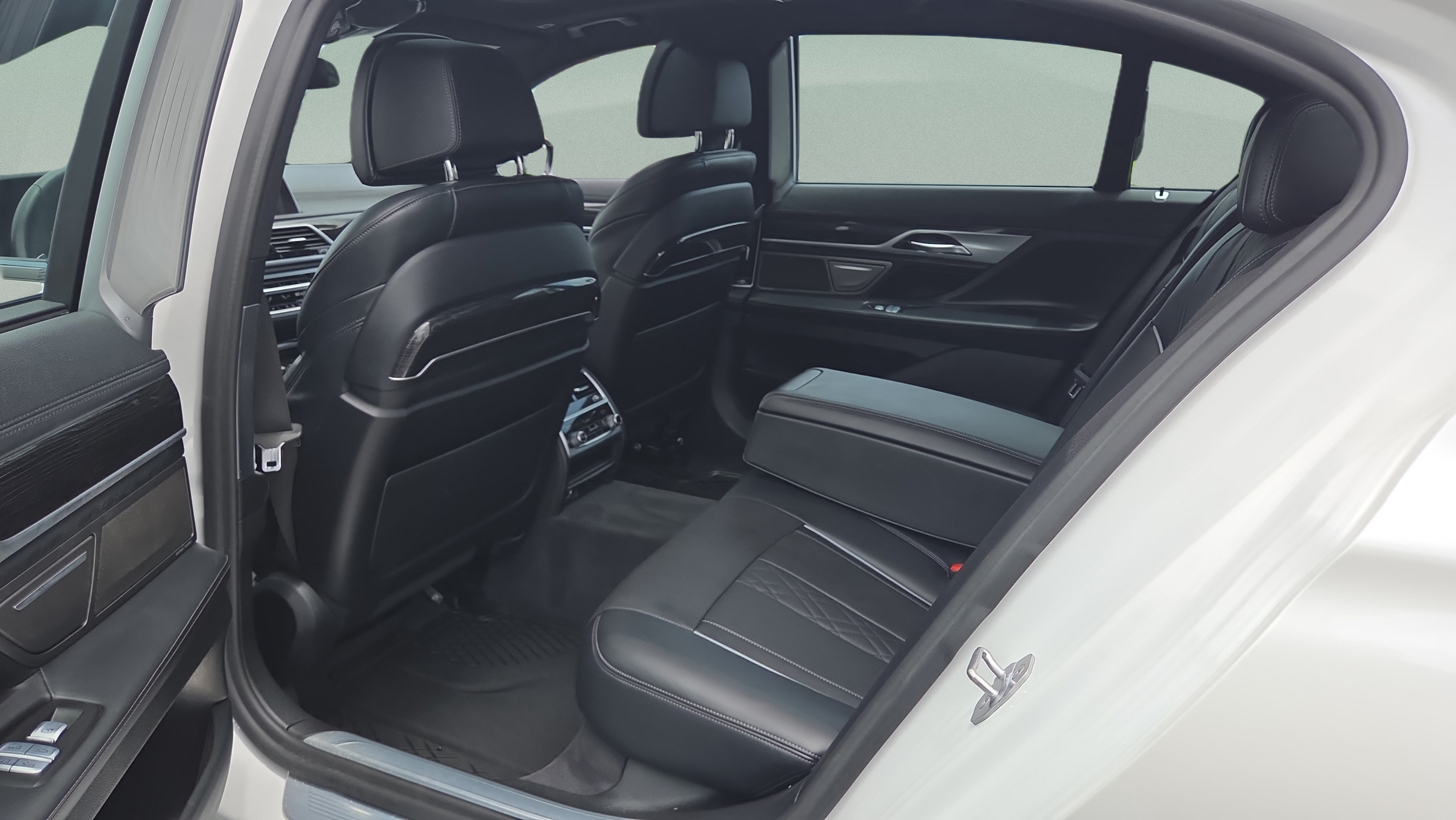 Used 2020 BMW 740i w/ M Sport Package RWD image 11