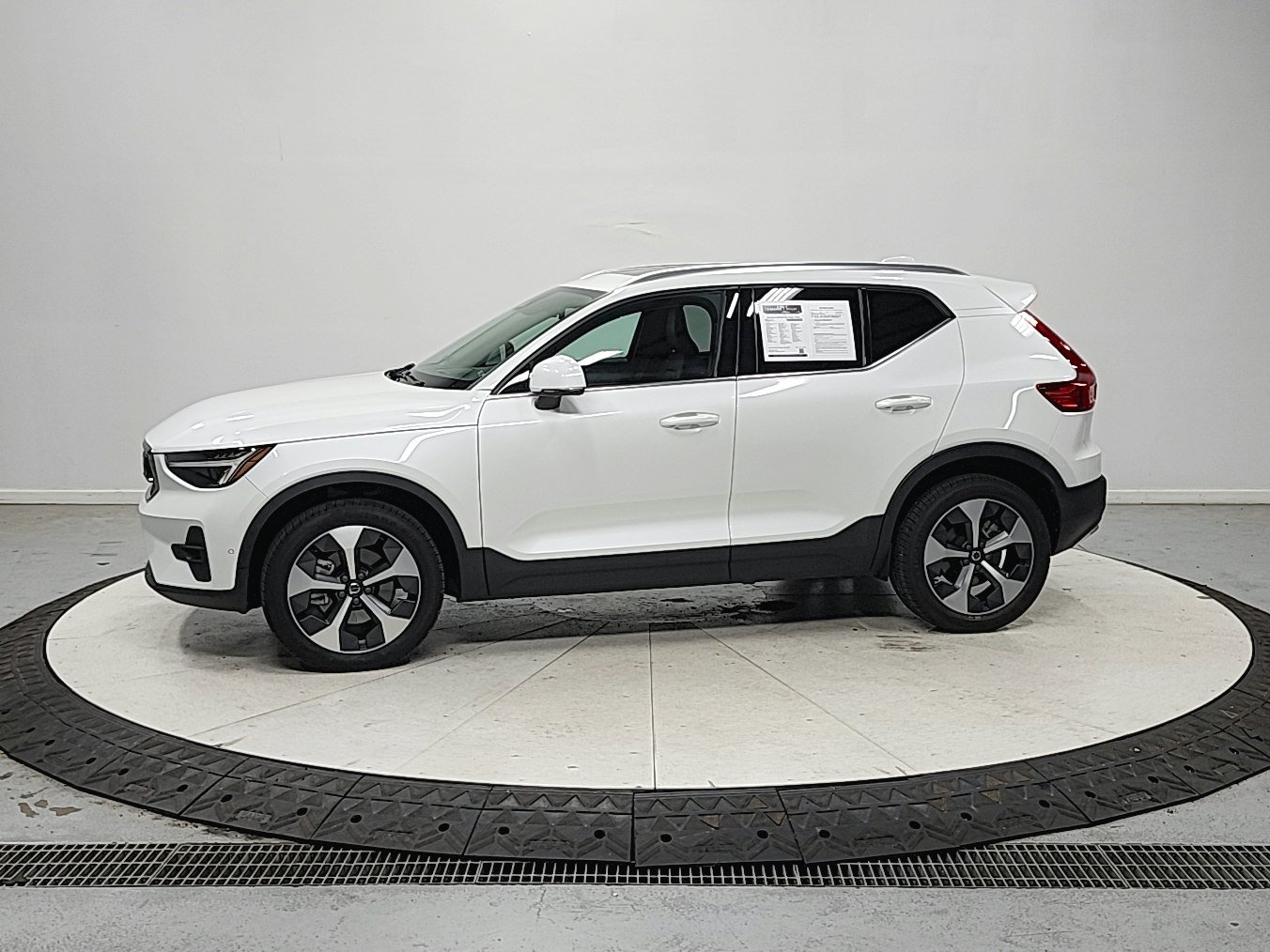 Used 2024 Volvo XC40 B5 Plus AWD/4WD image 5