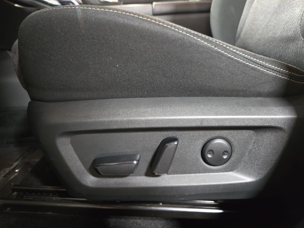 Used 2025 Nissan Rogue SV image 30