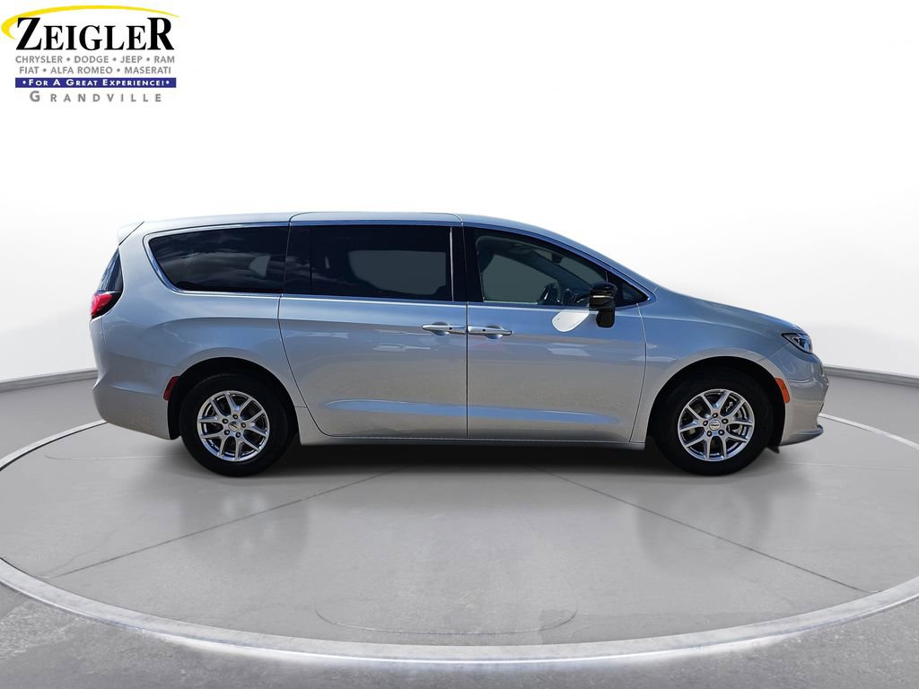 Certified 2024 Chrysler Pacifica Touring-L FWD image 4