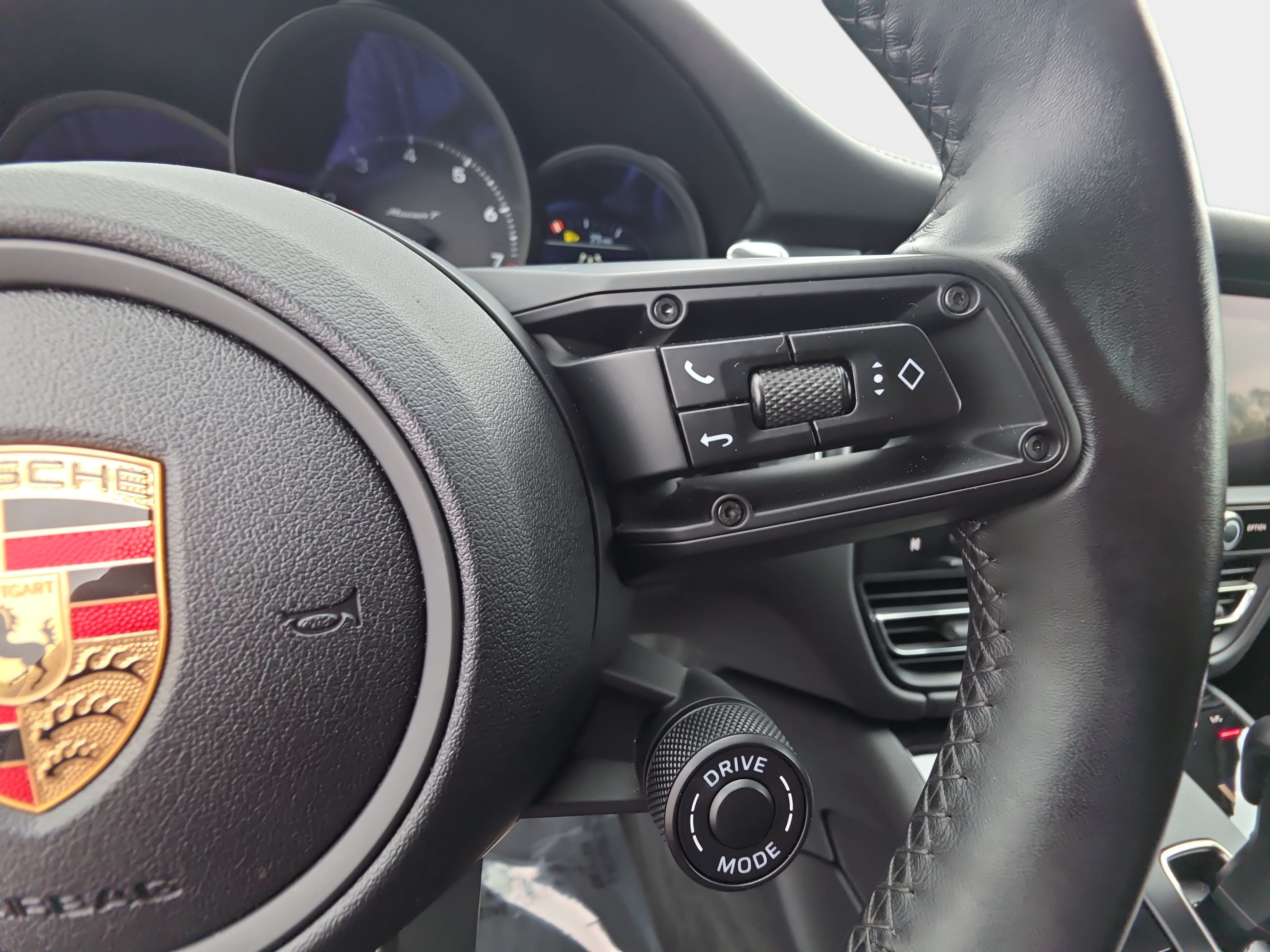 Used 2023 Porsche Macan Turbo AWD/4WD image 18