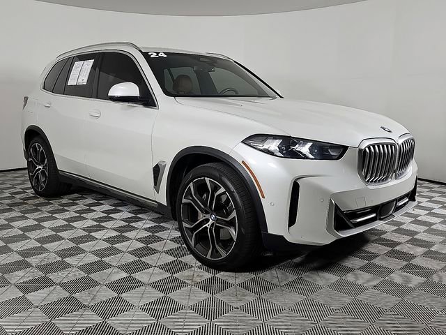 Used 2024 BMW X5 xDrive40i w/ Parking Assistance Package image 3