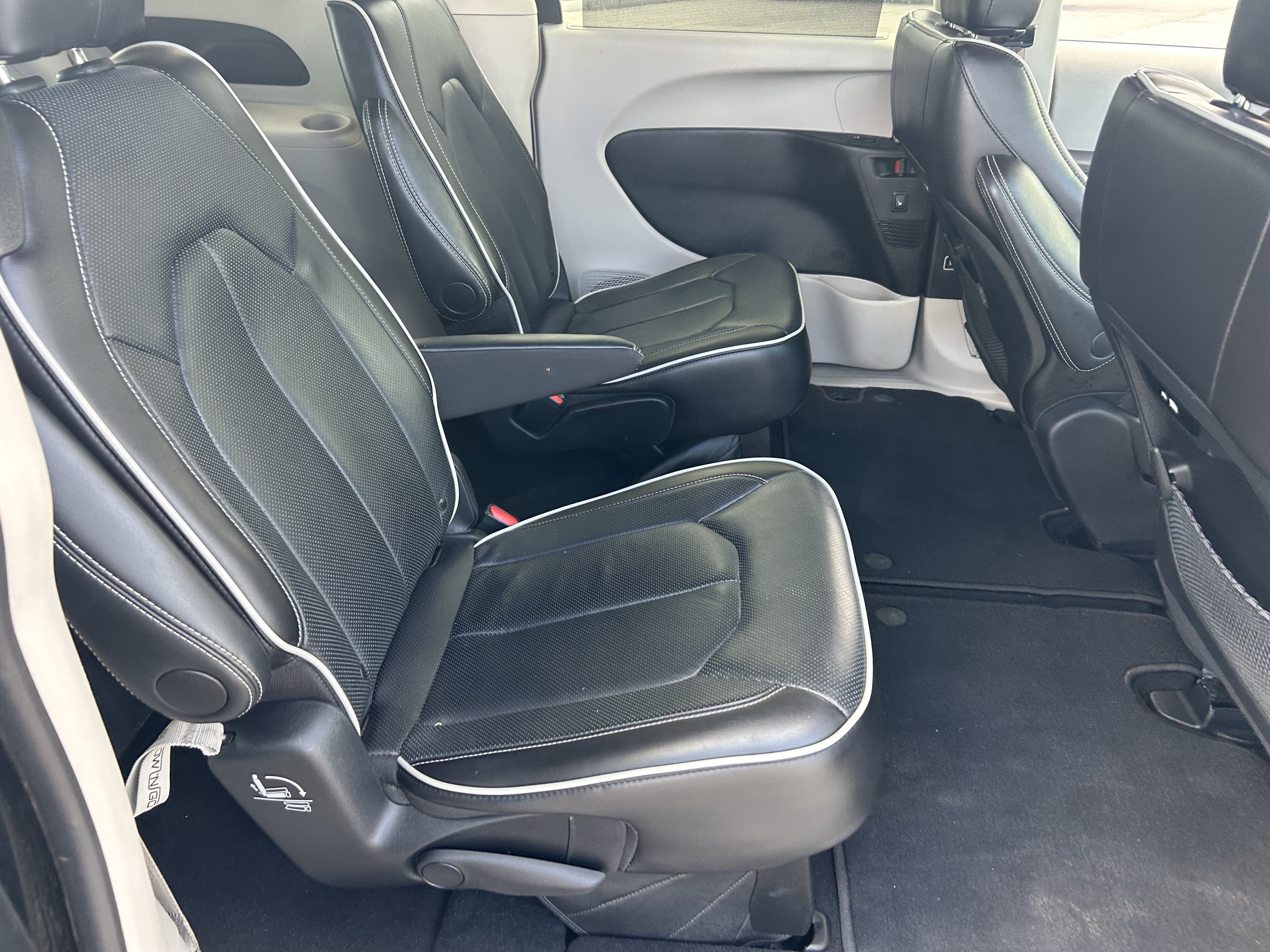 Used 2024 Chrysler Pacifica Limited FWD image 14