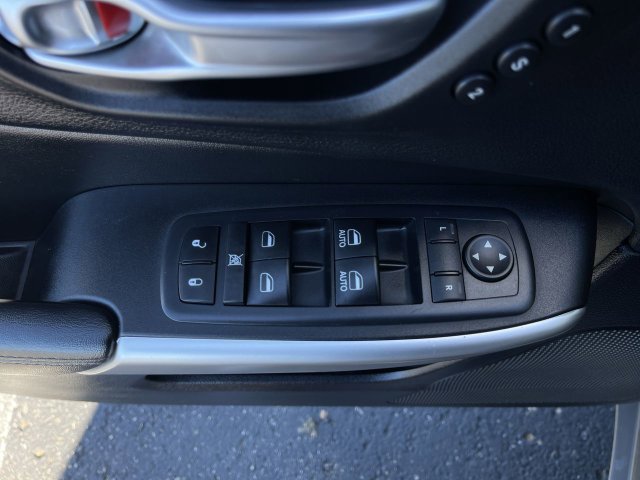 Used 2017 Jeep Cherokee Overland w/ Technology Group FWD image 23