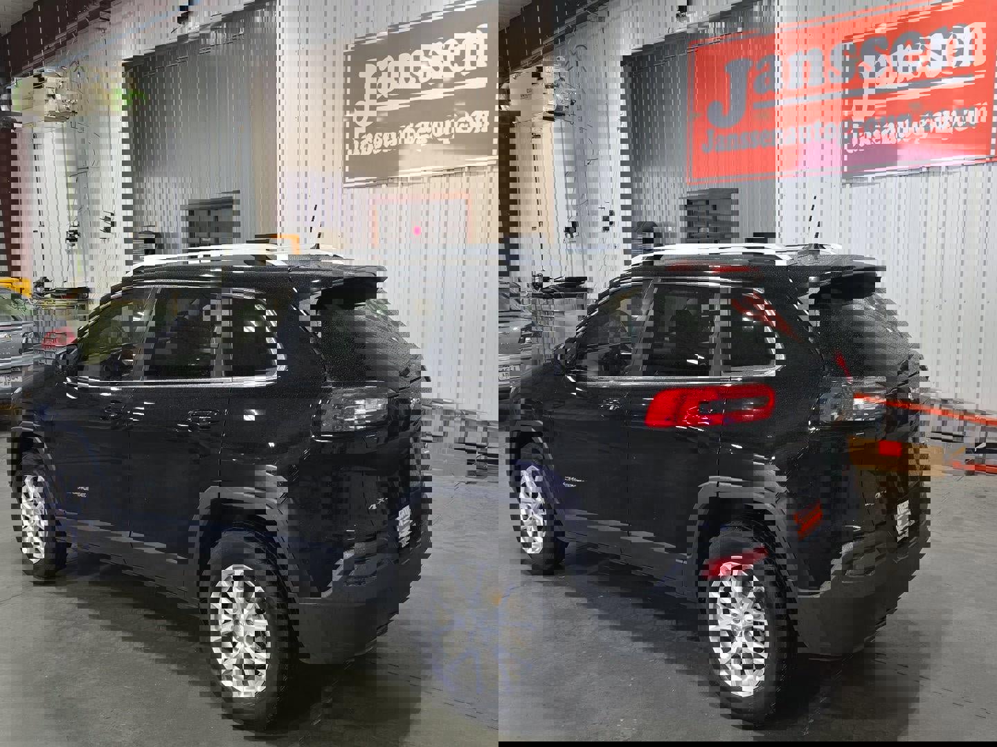 Used 2018 Jeep Cherokee Latitude w/ Cold Weather Group image 3