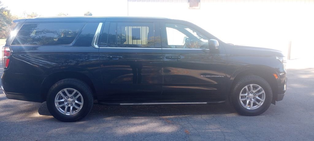 Used 2022 Chevrolet Suburban LT image 8