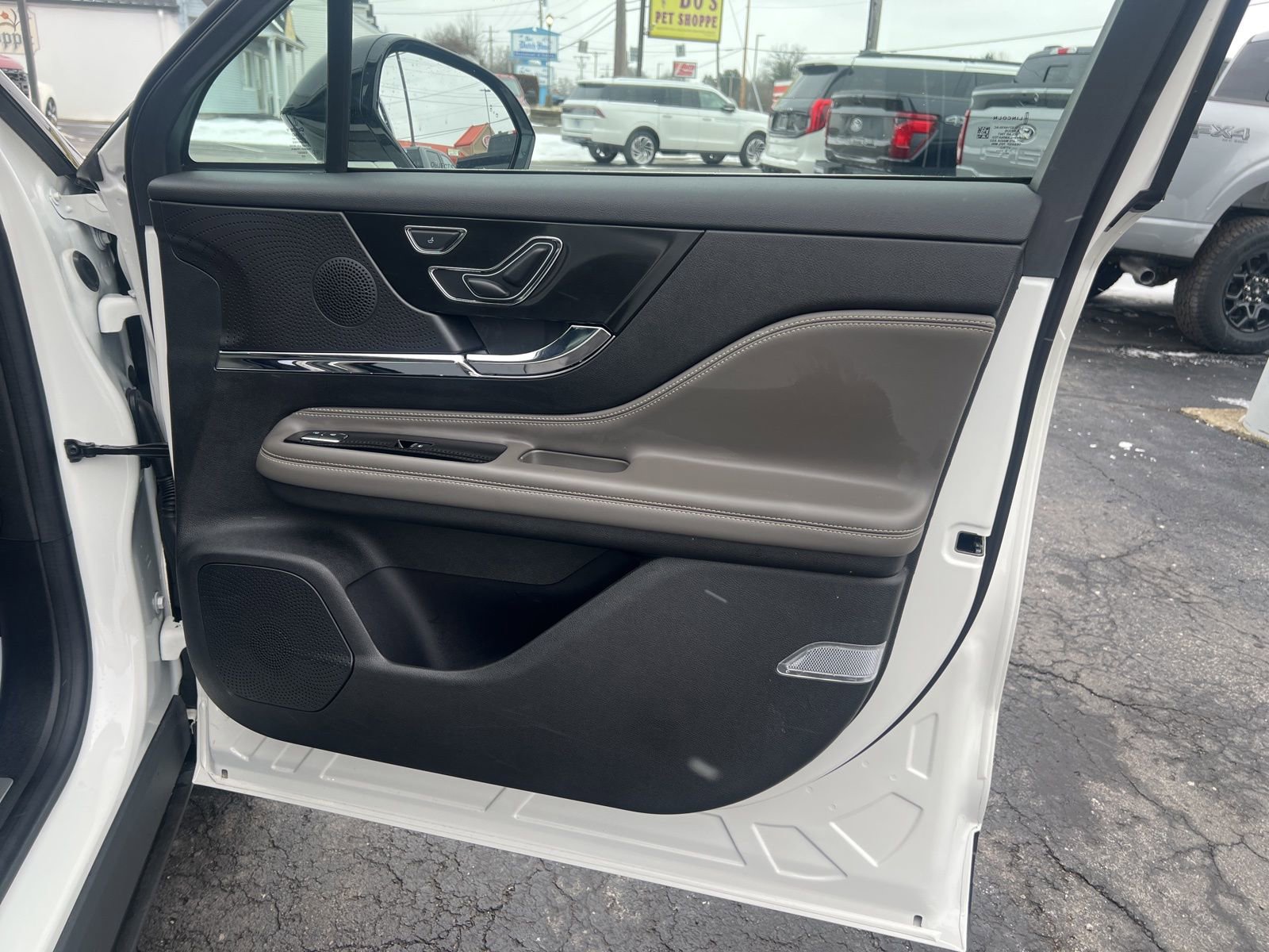 Used 2023 Lincoln Corsair Reserve w/ Rear Removable Package Tray image 29