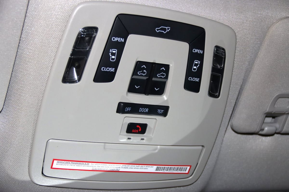Used 2023 Toyota Sienna XLE FWD image 48