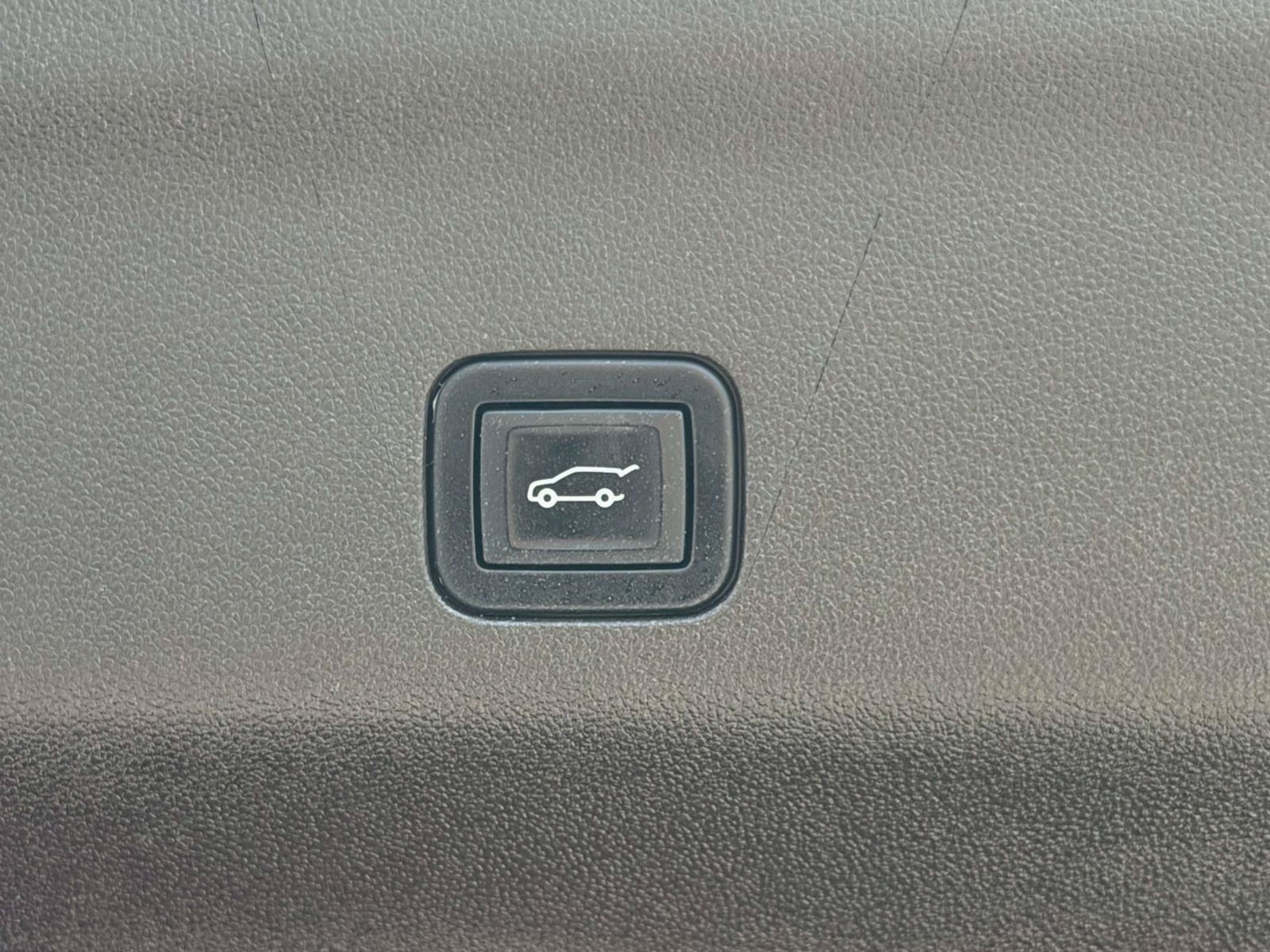 Used 2022 Chevrolet Tahoe Z71 w/ Z71 Off-Road Package AWD/4WD image 9