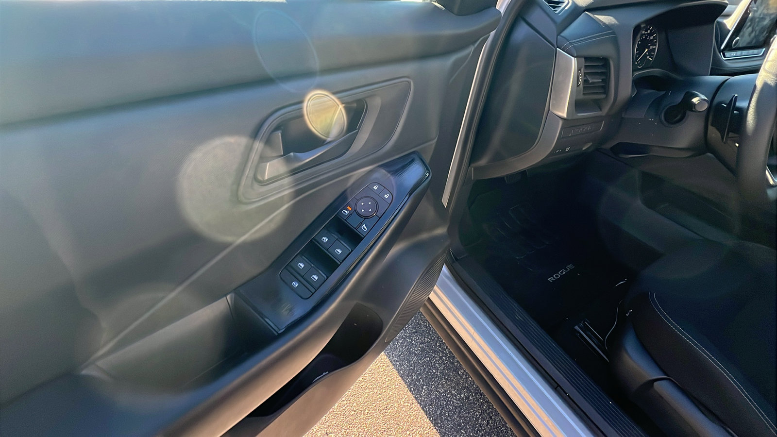 Used 2024 Nissan Rogue S image 15