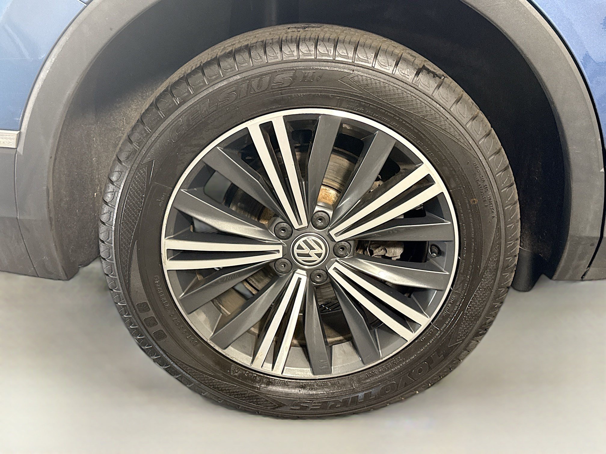 Used 2018 Volkswagen Tiguan SEL AWD/4WD image 33