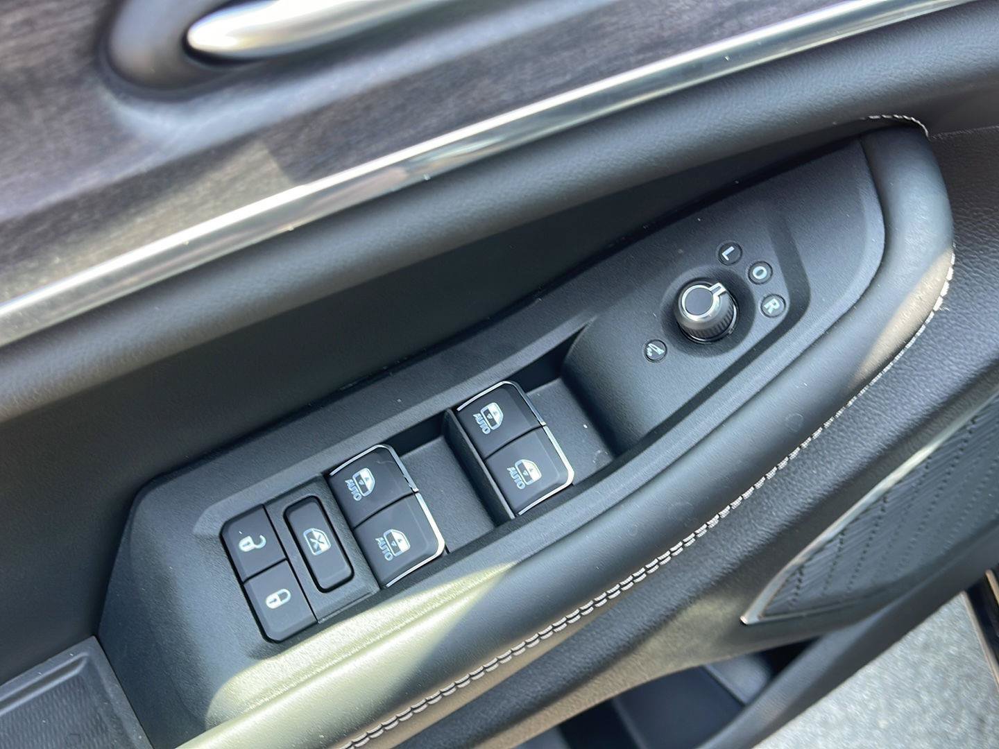 Used 2025 Jeep Grand Cherokee Overland AWD/4WD image 17