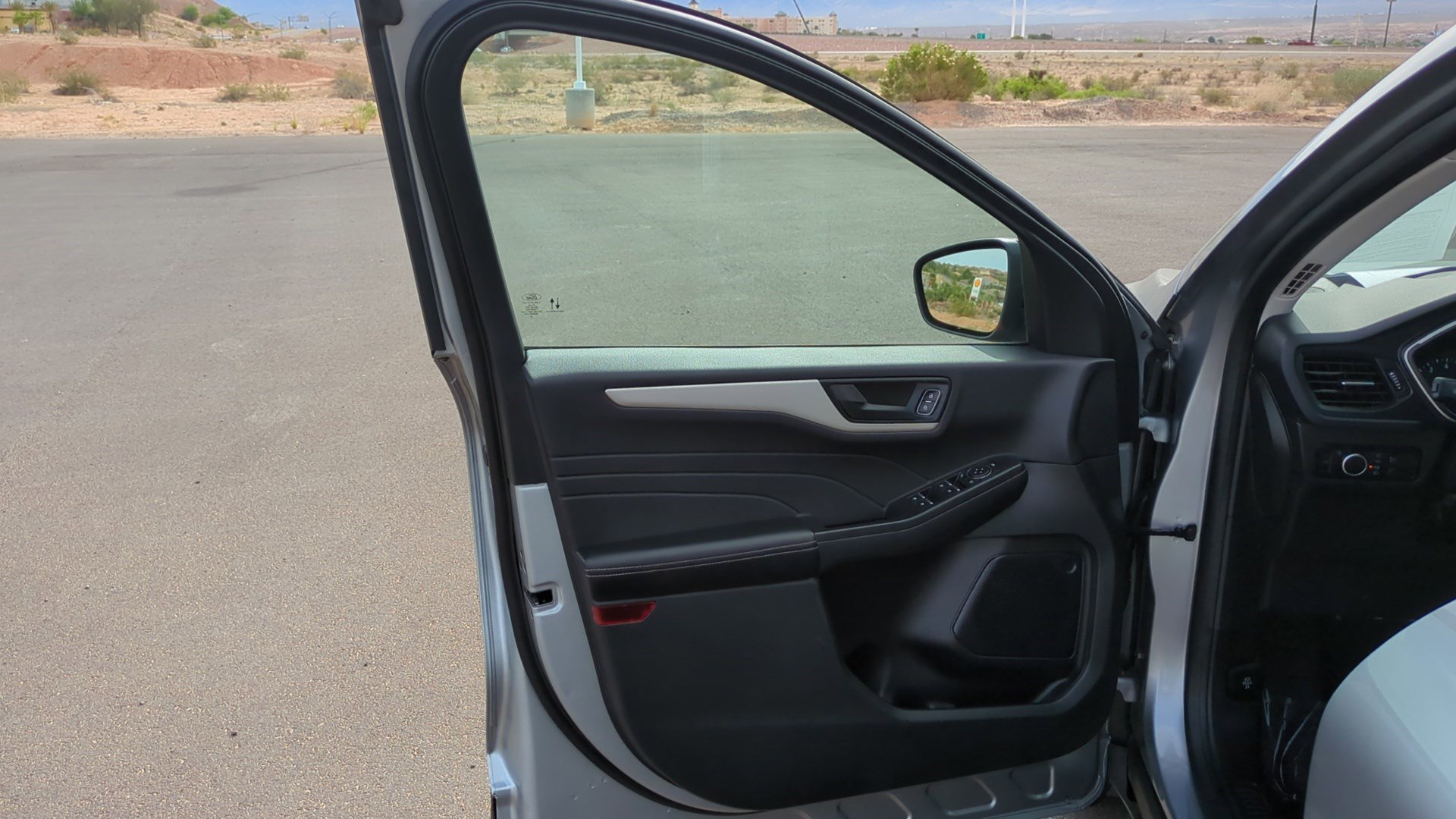Used 2022 Ford Escape SE w/ SE Sport Appearance Package FWD image 12